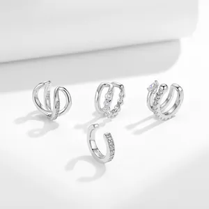 Vista dettagliata di quattro ear cuff in argento S925 con splendide pietre brillanti