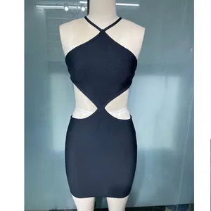 Sexy abito corto a fascia nero con allacciatura al collo e ritagli su manichino.