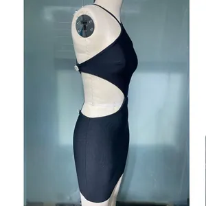 Dettaglio profilo laterale di un vestito a bende nero sexy con scollo all'americana
