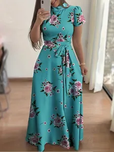 Elegantes türkisfarbenes Maxikleid mit Blumenmuster, kurzen Ärmeln und Bindegürtel.