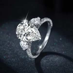 Primer plano de un anillo de plata 925 con moissanita de pera de 9*13mm y tres piedras