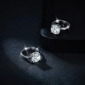 Vue rapprochée du serti à quatre griffes des boucles d'oreilles créoles moissanite