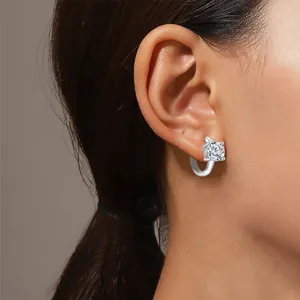 Gros plan d'une boucle d'oreille moissanite 1 carat en argent portée sur l'oreille