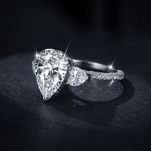 Elegante anillo de moissanita con forma de pera de 9x13mm en plata de ley 925 brillante.