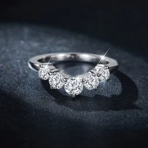 Eleganter V-förmiger Moissanit-Stapelring aus hochwertig poliertem 925er Sterlingsilber.