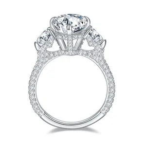 Anillo de lujo de plata 925 con moissanita y una gran piedra central de corte brillante