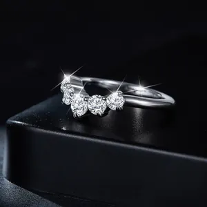 Eleganter V-förmiger Sterlingsilber-Stapelring mit funkelnden runden Moissanit-Steinen