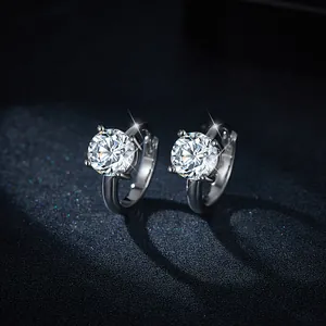 Élégantes boucles d'oreilles créoles en moissanite plaqué argent à quatre griffes