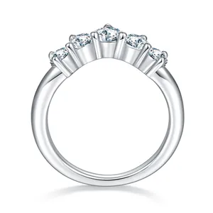 Eleganter Ring aus 925er Sterlingsilber mit fünf rundgeschliffenen Moissanit-Steinen.