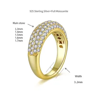Detailansicht eines luxuriösen 18K vergoldeten 925er Silberrings mit Moissanit-Steinen