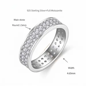 Détail d'une bague en argent 925 et moissanite affichant une largeur de 4,65 mm