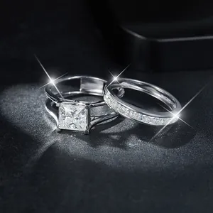 Detalle macro de anillo de moissanita corte princesa y banda de eternidad en plata S925