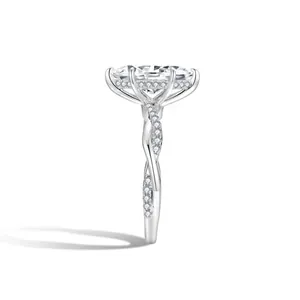 Λεπτομέρεια δαχτυλιδιού με moissanite σε κοπή marquise και στριφτό pavé δέσιμο