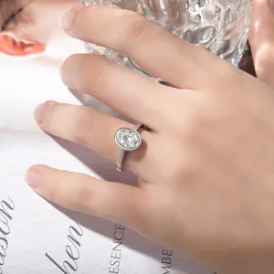 Detalle de un anillo de moissanita ovalada de 2 quilates con engaste biselado.