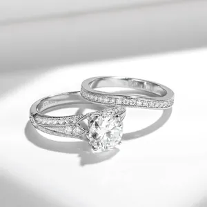 Primer plano de set de anillos de moissanita de 1,5 ct con bordes milgrain