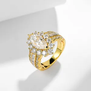 Detaillierte Makroansicht eines 2 Karat Marquise Moissanit Rings in 18 Karat Vergoldung