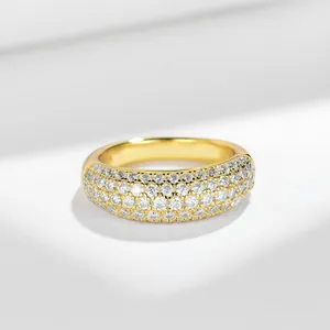 Nahaufnahme von S925 Sterlingsilber 18k vergoldetem Moissanit-Ring mit Pavé-Fassung
