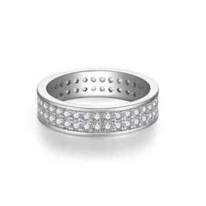 Gros plan d'une bague éternité en moissanite en argent 925 avec placage en or blanc