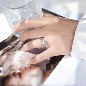 Λεπτομέρεια δαχτυλιδιού αρραβώνων moissanite 2 καρατίων με κομψό σχέδιο κλήματος