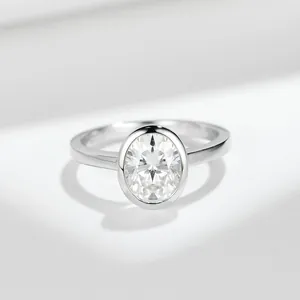 Primer plano de anillo de moissanita ovalado de 2ct engastado en plata S925 para compromiso