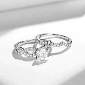 Primo piano di un elegante set di anelli in moissanite argento con fascia ondulata