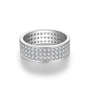 Vue détaillée d'une bague unisexe à trois rangées de moissanite pavée en argent S925