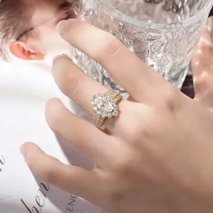 Detaillierte Makroansicht eines luxuriösen Moissanit-Rings im Marquise-Schliff vergoldet