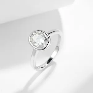 Vista detallada del anillo de moissanita ovalado con engaste de bisel en plata