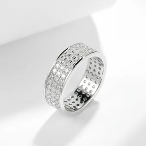 Détail macro d'une bague d'éternité luxueuse pavée de moissanite à trois rangs argent 925