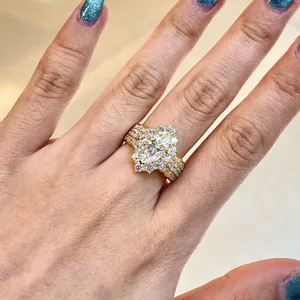 Detailansicht eines 2-Karat Marquise-Moissanit-Rings aus 18 Karat vergoldetem Silber