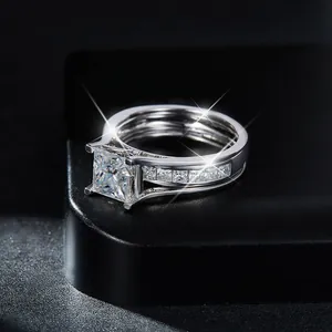 Primer plano de un brillante anillo de moissanita de corte princesa en plata S925