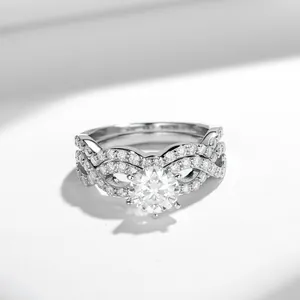 Dettaglio di un set di anelli di fidanzamento in moissanite da 1 carato con fascia