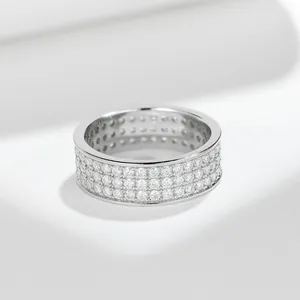 Détail macro d'une bague éternité en moissanite à trois rangs en argent S925 chic