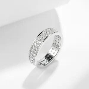 Gros plan d'une luxueuse bague d'éternité en moissanite à trois rangs en argent S925