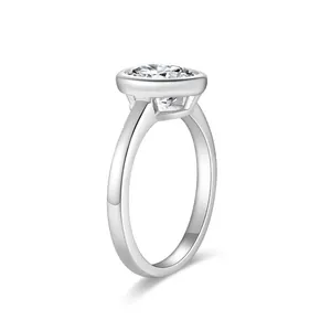 Elegante anillo de compromiso de moissanita ovalada de 2 quilates en plata 925.