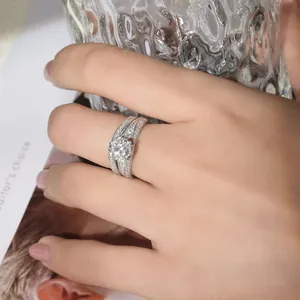 Detalle del conjunto de anillos de boda vintage de moissanita de 1,5ct en la mano