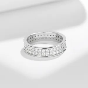 Gros plan d'une alliance moissanite à trois rangs en argent plaqué or blanc 18k