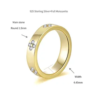 Vista detallada de anillo de plata 925 chapado en oro de 18k con trébol de moissanita