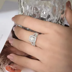 Detalle de conjunto de anillos de compromiso de moissanita talla radiant en plata S925.