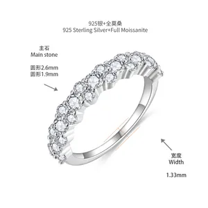 Vista detallada de un anillo de eternidad de plata 925 con piedras de moissanita