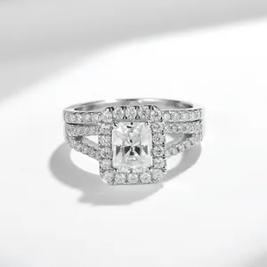 Detalle del set de anillo de compromiso de moissanita talla radiant en plata S925 y halo