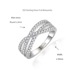Gedetailleerde macro-opname van 925 zilveren ring met moissanite pavé-zetting details