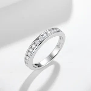 Primer plano de un anillo de eternidad en plata S925 con piedras de moissanita en carril