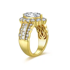 Eleganter Ring aus 18 Karat vergoldetem Silber mit 2ct Marquise-Moissanit und glänzenden Steinen