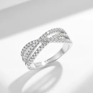 Prachtige gekruiste moissanite ring in 925 sterling zilver, gedetailleerde foto.