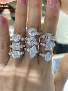 Detailansicht verschiedener Moissanit-Ring-Schliffe an Fingern, die Brillanz zeigen.