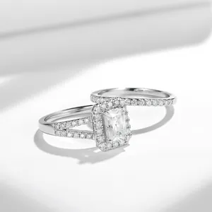 Detalle del conjunto de anillos de compromiso de moissanita 5x7mm en plata de ley S925