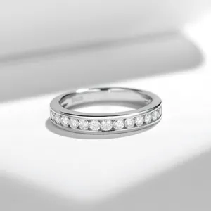 Primer plano del anillo de plata S925 con engaste de moissanita de 2.0 milímetros.