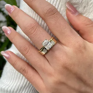 Primer plano de set de anillos de moissanita con tréboles en plata bañada en oro 18k