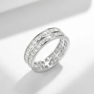 Primer plano detallado de anillo de plata con doble hilera de moissanitas de corte princesa